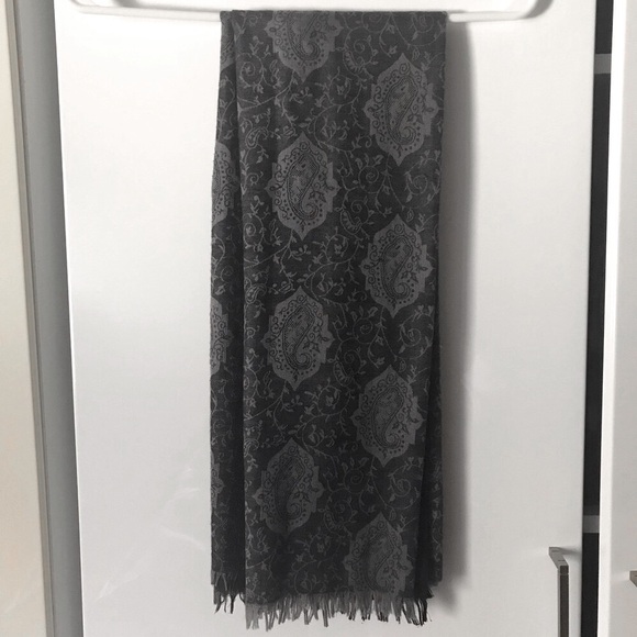 Lightweight patterned scarf - Picture 3 of 3